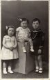 Guernica. J.A.Arana y sus dos hermanas